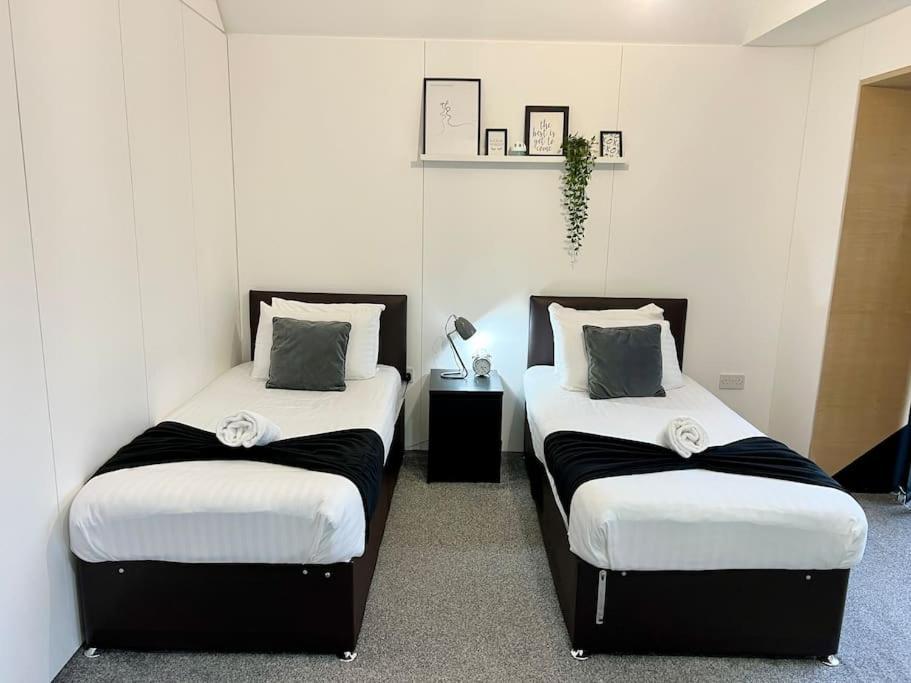 Large Townhouse 5 Beds With Two Parking Spaces - Manchester City Centre מראה חיצוני תמונה