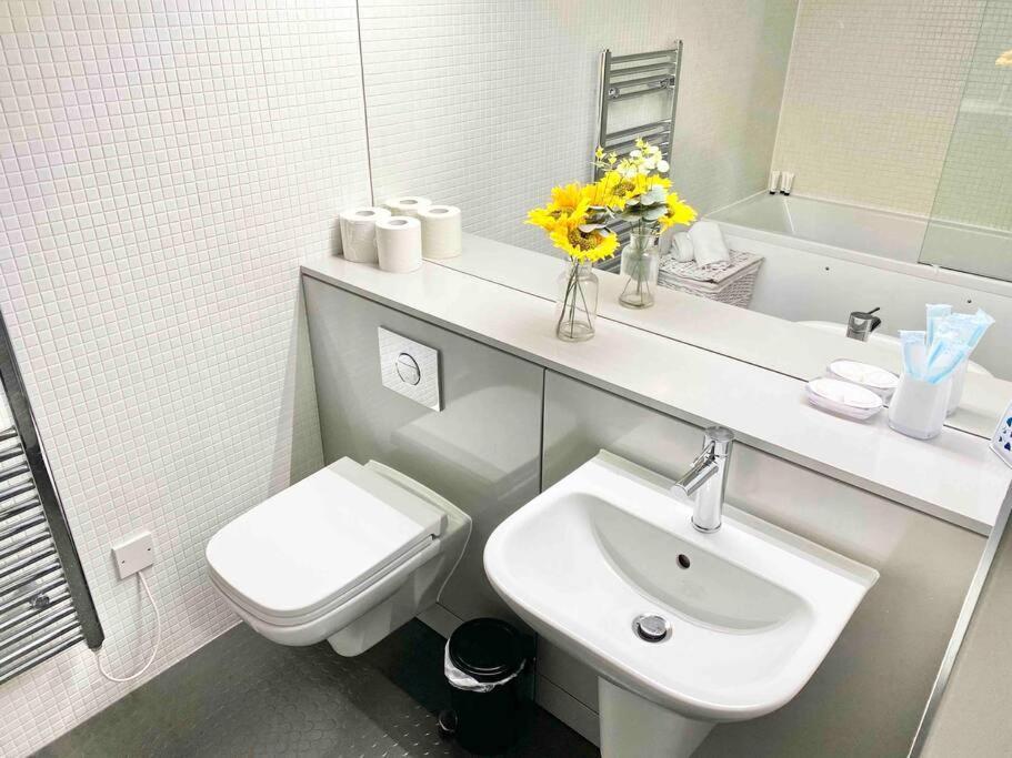 Large Townhouse 5 Beds With Two Parking Spaces - Manchester City Centre מראה חיצוני תמונה