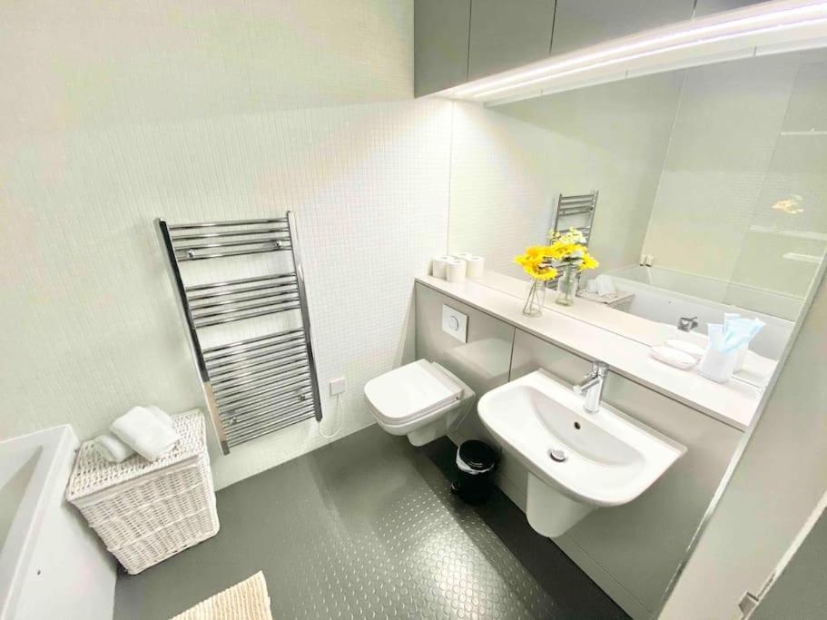 Large Townhouse 5 Beds With Two Parking Spaces - Manchester City Centre מראה חיצוני תמונה